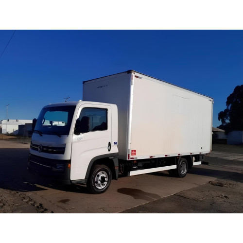 VW 6.160 Delivery ano 2020 com Baú de 6 metros e 214.000 Km
