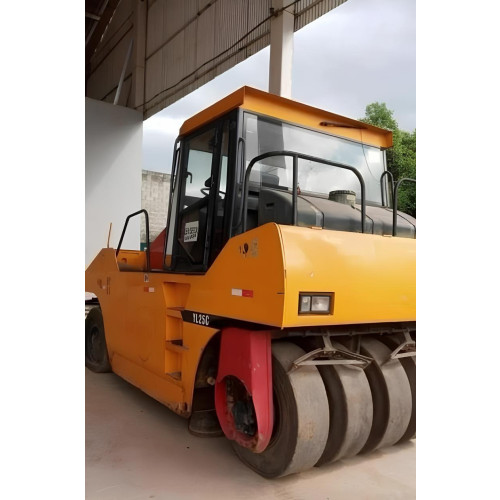 Rolo Compactador de 9 Pneus Sany YL25C ano 2012 com 1.500 horas
