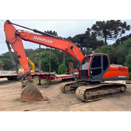 Escavadeira Doosan DX225 LCA ano 2015 com 17.000 horas