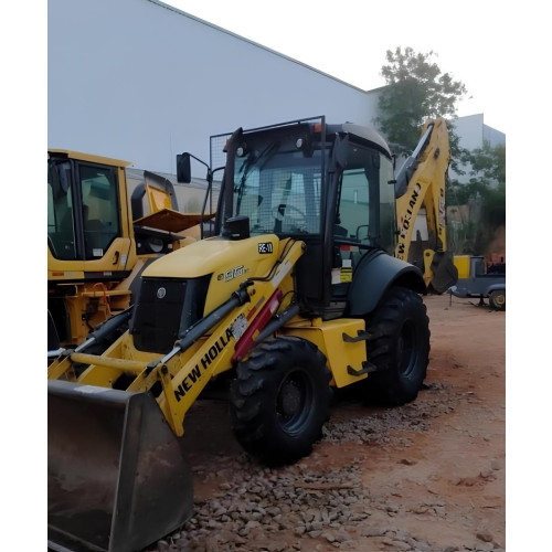 Retroescavadeira New Holland B95B ano 2021, 4x4, com 4.900 horas