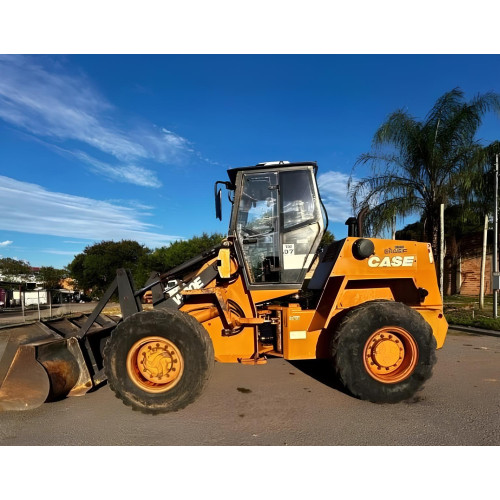 Pá Carregadeira Case W20E ano 2008 com 16.700 horas