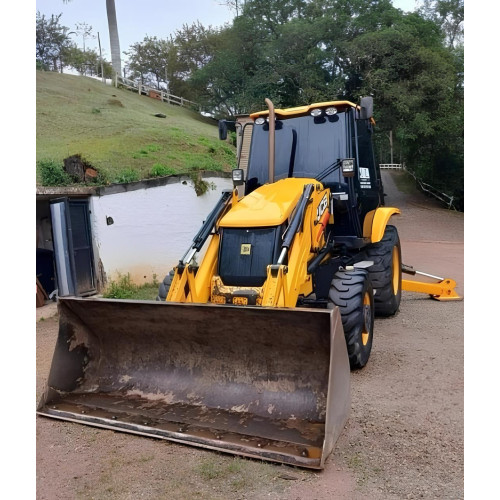 Retroescavadeira JCB 3CX ano 2021, 4x4, com 3.300 horas