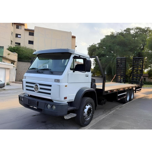 Caminhão Volkswagen VW 23-230 ano 2014, 6x2, com Prancha Fixa nova de 2.60x 8.50 metros