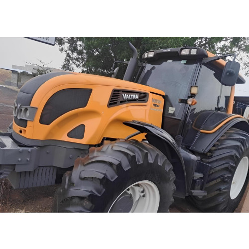 Trator Valtra BH210 ano 2014 com 5.400 horas, ar condicionado