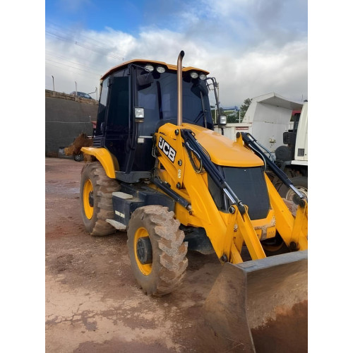 Retroescavadeira JCB 3CX ano 2023, 4x4, com 4.200 horas