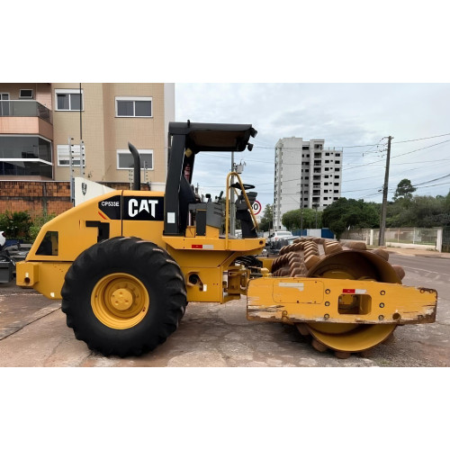 Rolo Compactador Caterpillar CP533E ano 2010