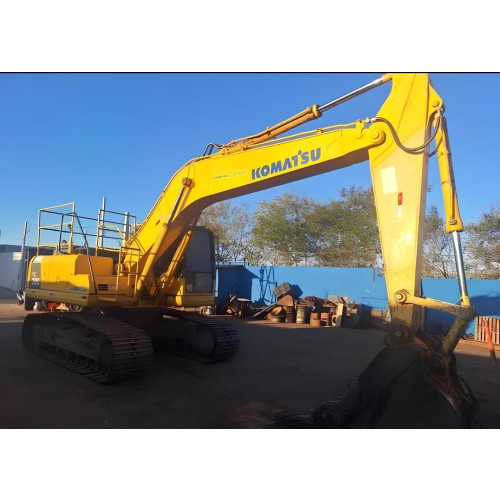 Escavadeira Komatsu PC200 ano 2014 com 17.000 horas