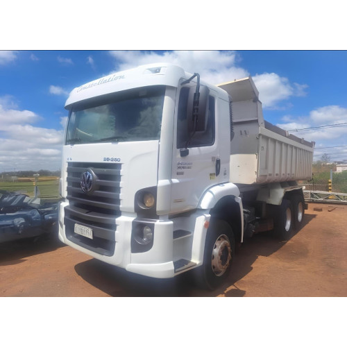 Caminhão Volkswagen VW 26-260 ano 2012, 6x4, com caçamba Rossetti de 12 ㎥, 290.000 Km