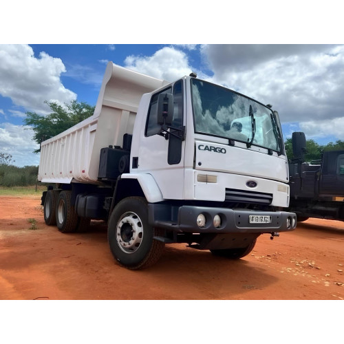 Caminhão Ford Cargo C 6332 ano 2011, 6x4, com caçamba de 14 ㎥, 280.000 Km