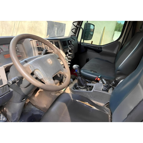 Caminhão Volvo VM270 ano 2014, 6x4, com caçamba em leque de 15 ㎥, 300.000 Km