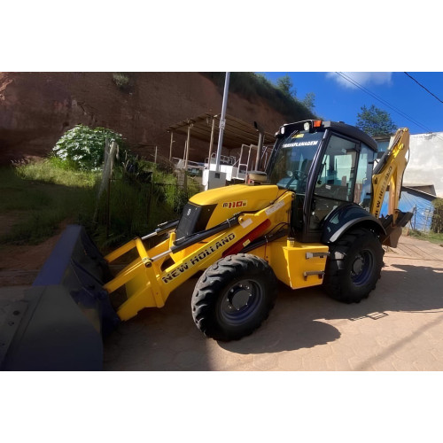 Retroescavadeira New Holland B110B - ano 2023, 4x4, com 1.850 horas