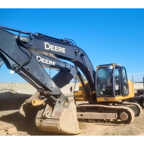 Escavadeira John Deere 210 G - ano 2020 com 6.000 horas