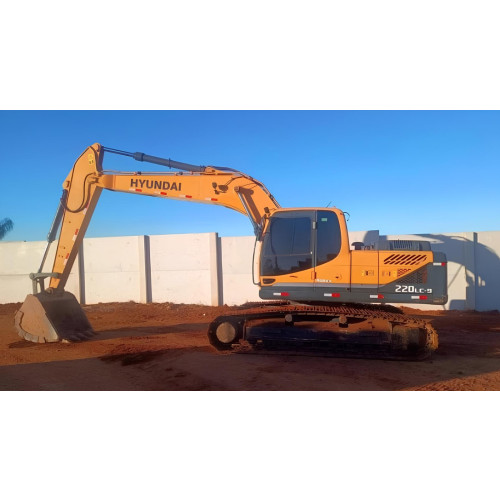 Escavadeira Hyundai 220 LC-9 - ano 2018 com 11.000 horas