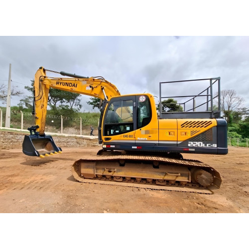 Escavadeira Hyundai 220 LC-9 - ano 2018 com 7.500 horas