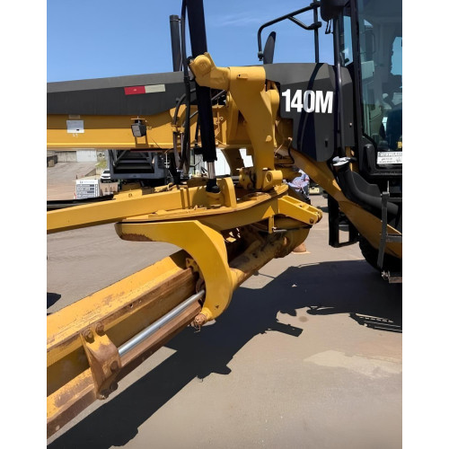 Motoniveladora Caterpillar 140M - ano 2012 com média de 11.000 horas