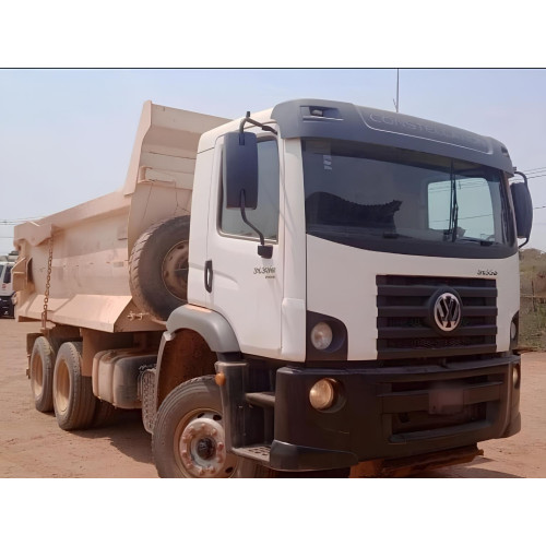 Caminhão Volkswagen VW 31.330 ano 2022, 6x4, com caçamba Ramah de 14 ㎥