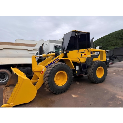 Pá Carregadeira Komatsu WA200 ano 2023 com 3.700 horas