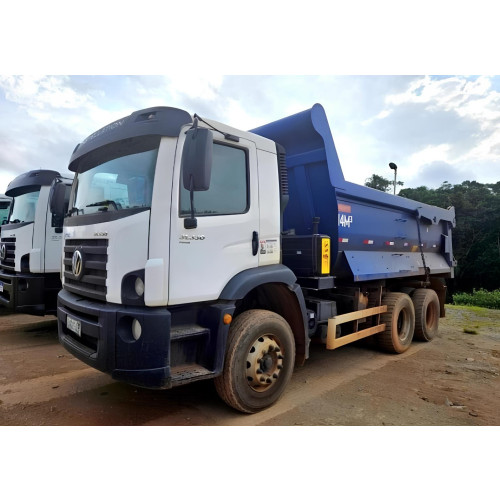 Caminhão Volkswagen VW 31.330 ano 2022, 6x4, com caçamba Rossetti meia cana de 14 ㎥