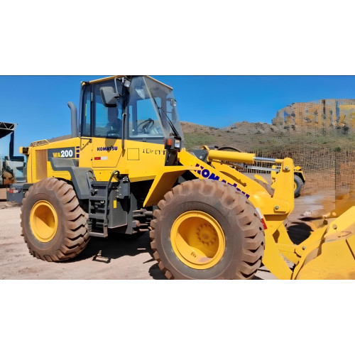 Pá Carregadeira Komatsu WA200 ano 2024 com apenas 109 horas