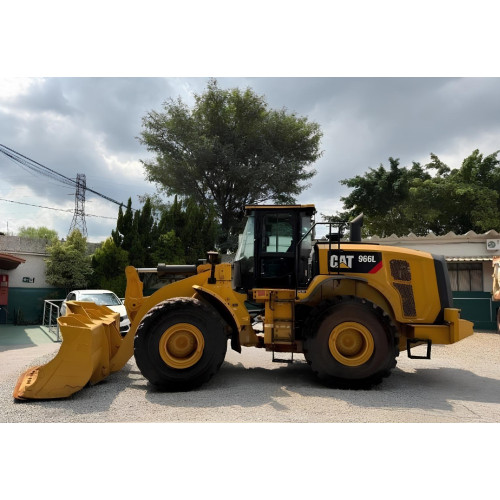 Pá Carregadeira Caterpillar 966L ano 2019 com 15.000 horas