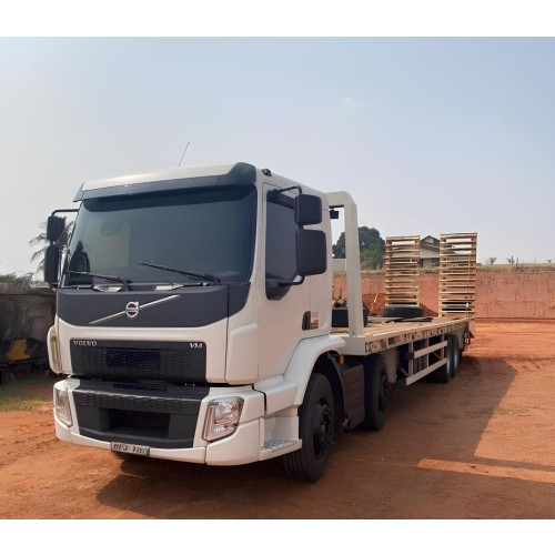 Caminhão Volvo VM 330 ano 2022, Bitruck, 8x2, automático, com Prancha Mirassol