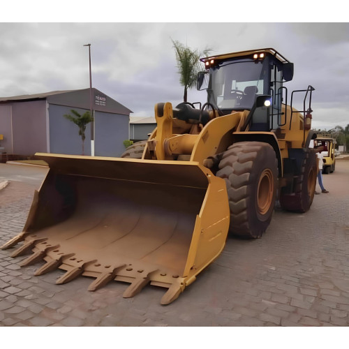 Pá Carregadeira Caterpillar 950L ano 2018 com média de 8000 horas