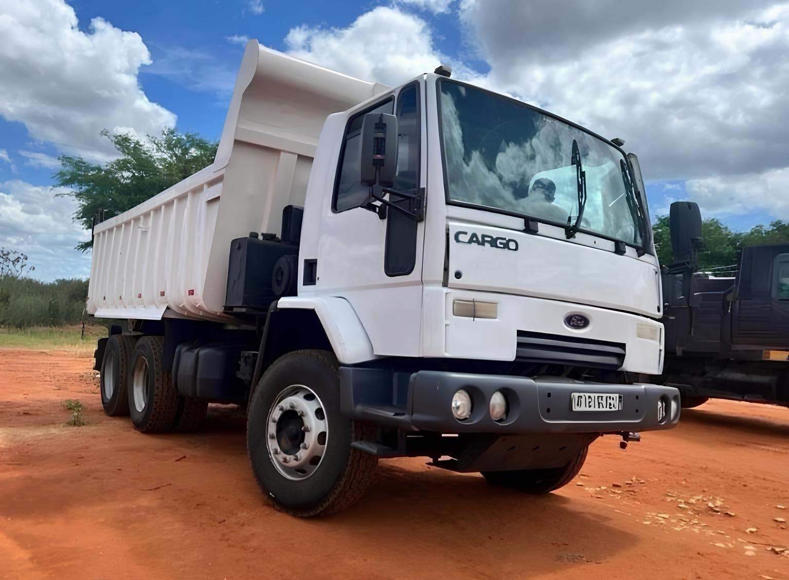 Ford Cargo C 6332 6x4 – 2011 | Caçamba 14 m³ | 280 mil km
