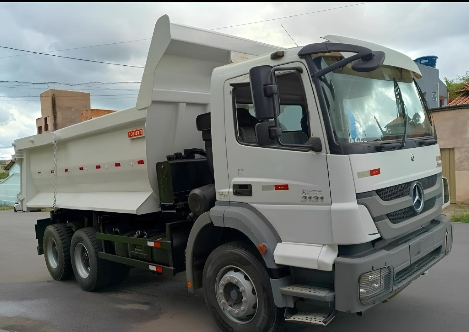 Caminhão Mercedes-Benz MB 3131 – Ano 2020 | 6x4 | Caçamba Rossetti 14 m³ | 80.000 km