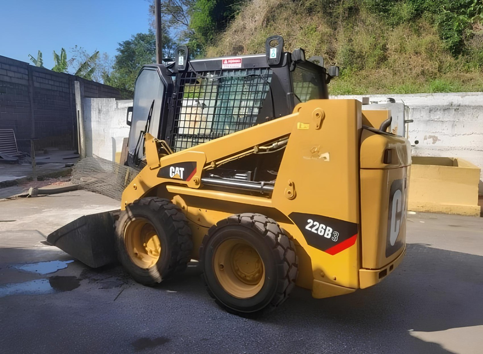 Mini Carregadeira Caterpillar 226B3 – Ano 2013 | Ar Condicionado