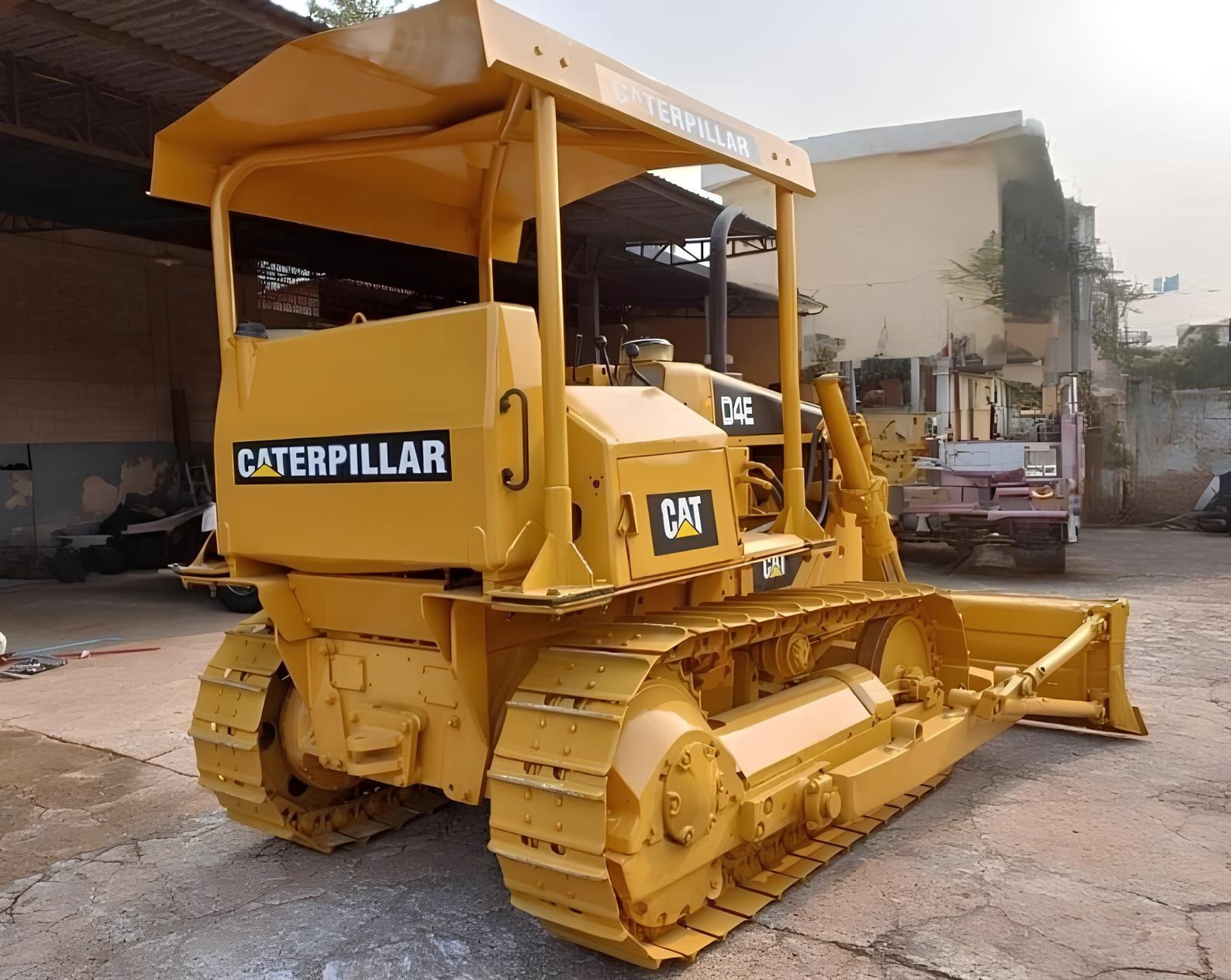 Trator de Esteira Caterpillar D4E - ano 1983 - com Embreagem
