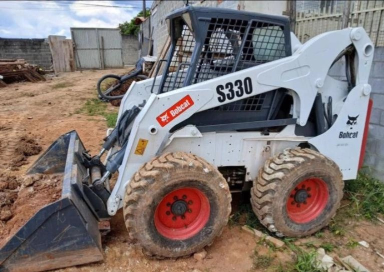 Mini Carregadeira Bobcat S330 - ano 2010 - com 4000 horas