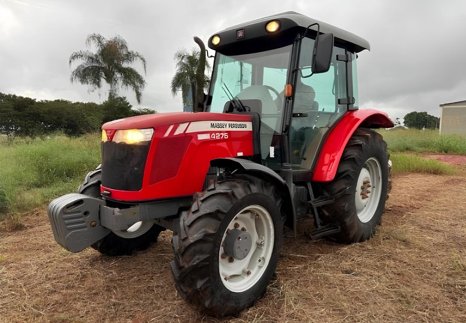 Trator Massey Ferguson 4275 - ano 2016 - 4x4 - com 5355 horas