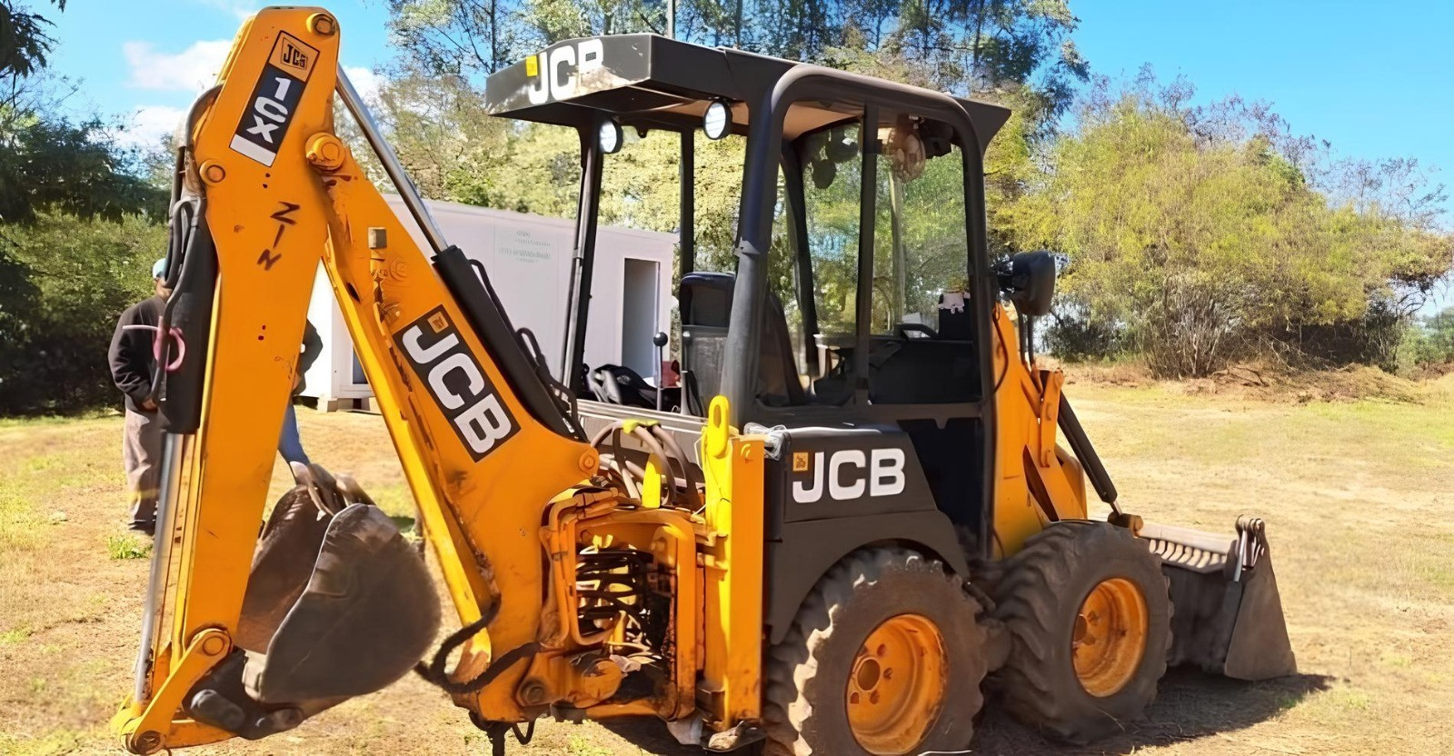 Mini retroescavadeira JCB 1CX - ano 2012 - 4x4 - com 7.800 horas