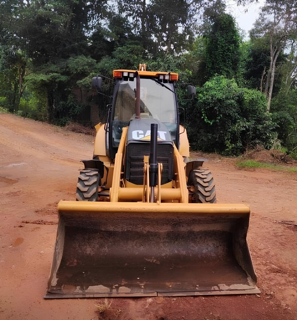 Retroescavadeira Caterpillar 416E - ano 2013 - 4x4 - com 9.500 horas