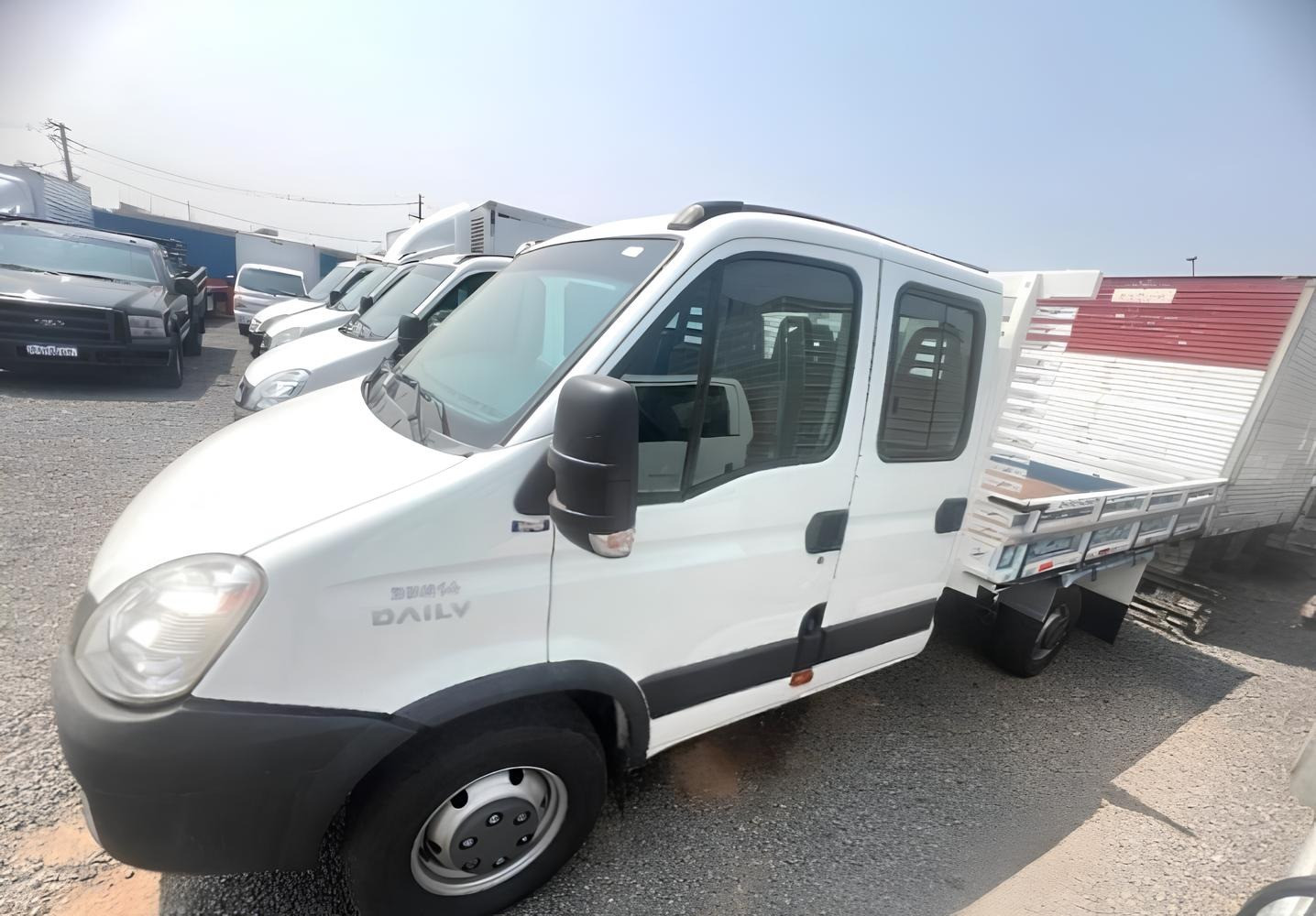 Caminhão Iveco 35S14 - ano 2014 - com cabine dupla e carroceria - Turbo - 629.000 km