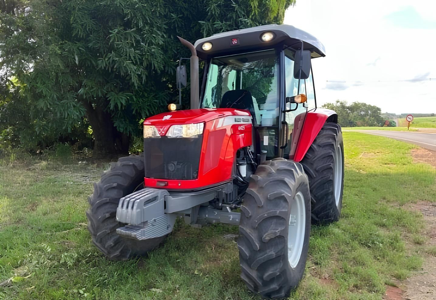 Trator Massey Ferguson 4409 - ano 2023 - com ar condicionado - 2.200 horas