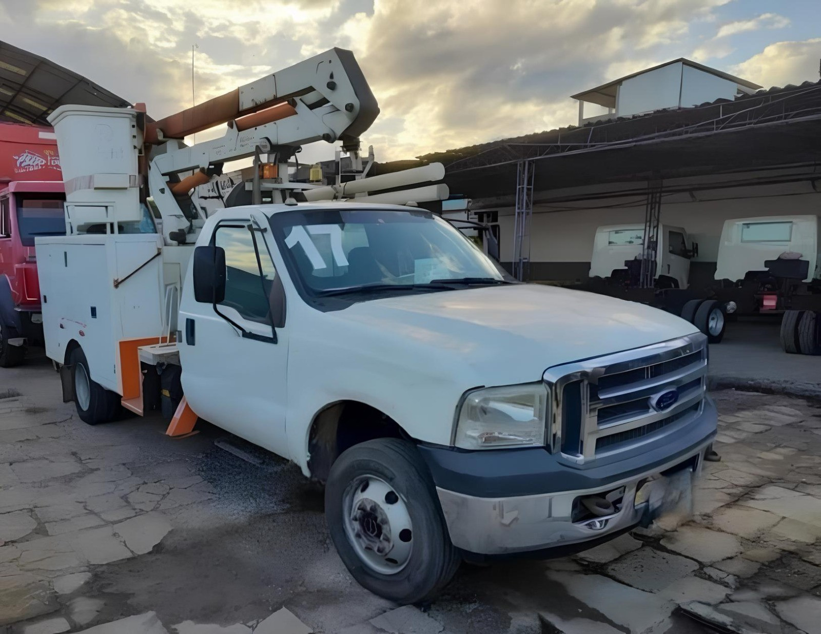 Ford F4000 ano 2017, 4x4, com cesto aéreo de 10 metros, 100.000 km