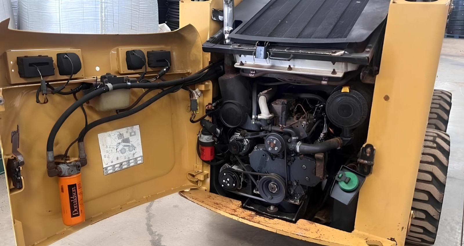 Mini Carregadeira Caterpillar 246C ano 2011 com 11.000 horas