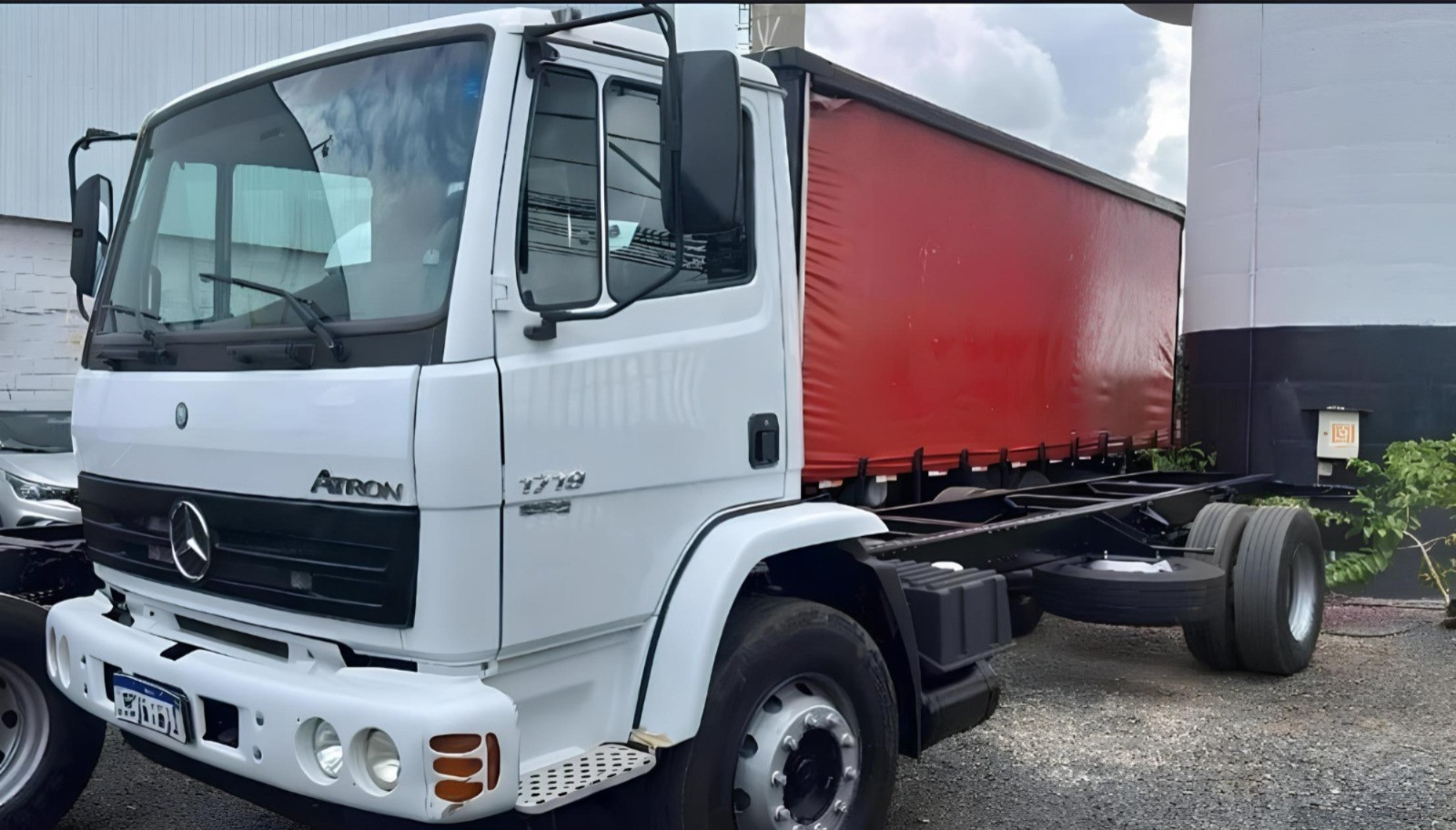 Caminhão Mercedes Benz MB Atron 1719 ano 2013 no chassis