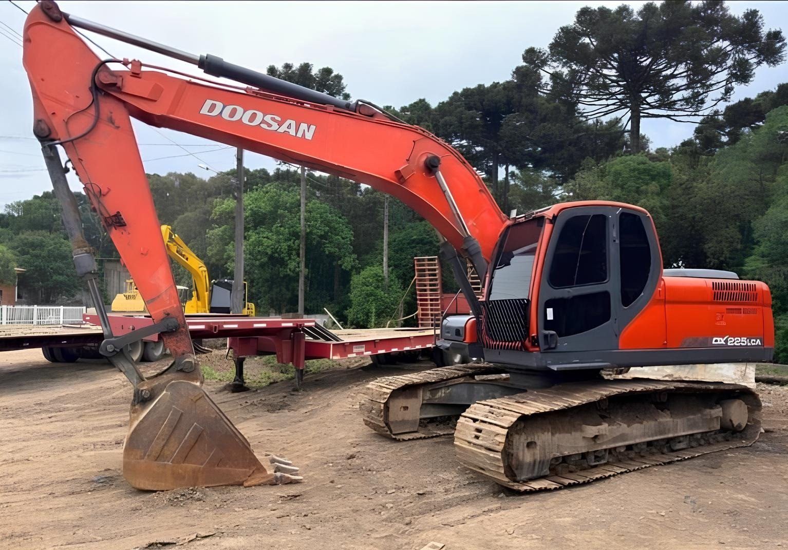Escavadeira Doosan DX225 LCA ano 2015 com 17.000 horas
