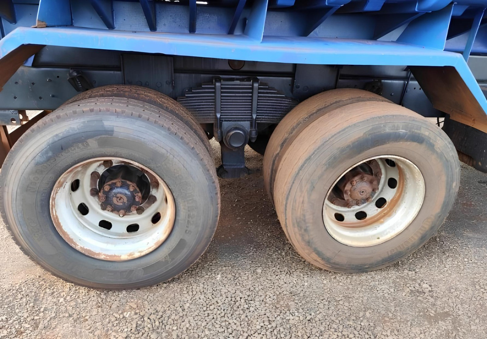 Caminhão Volkswagen VW 31-260 ano 2007, 6x4, com caçamba em leque de 14 ㎥, 450.000 Km