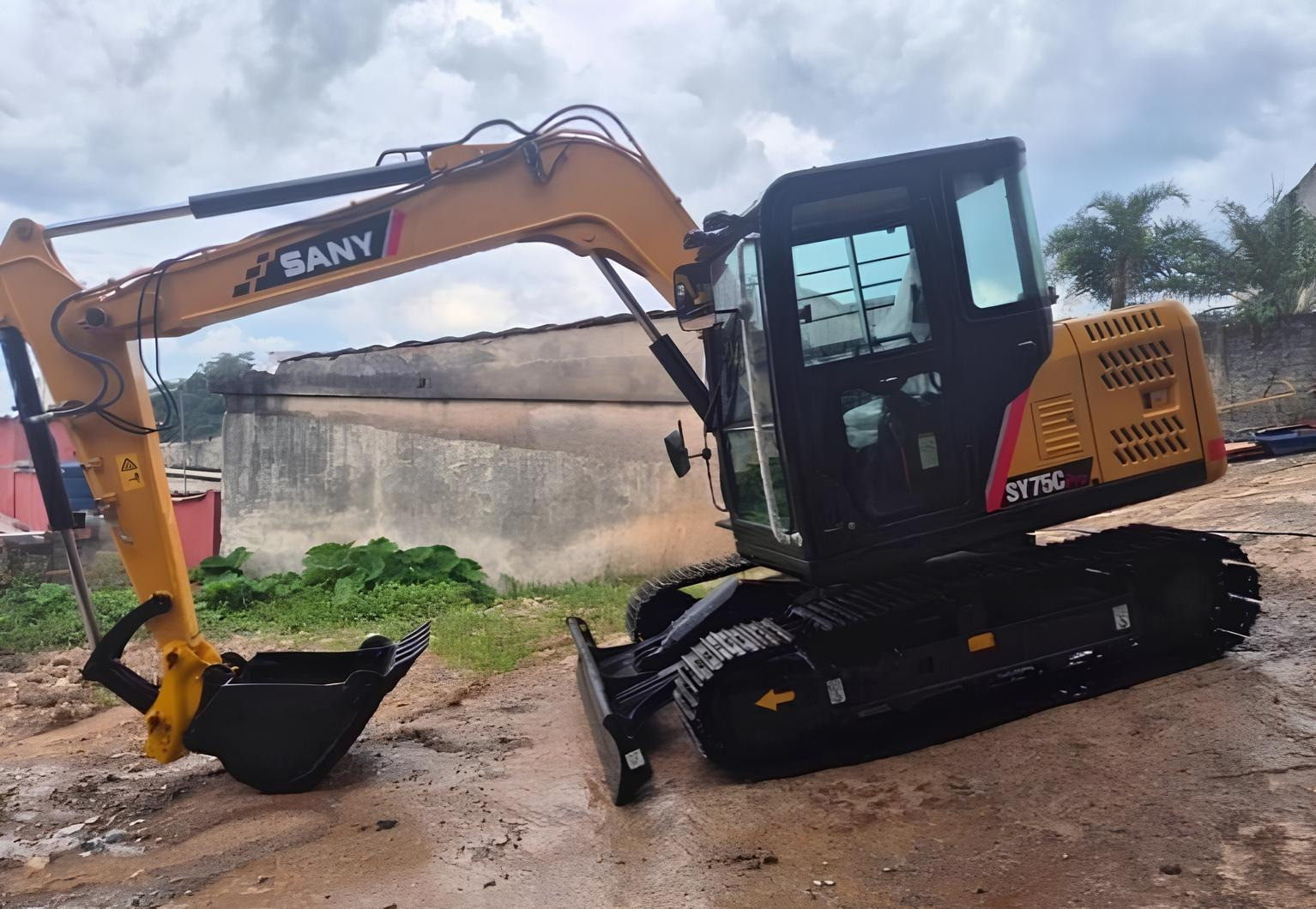 Escavadeira Sany SY75C ano 2022 com média de 1000 horas