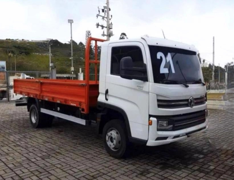 Caminhão VW 11.180 ano 2021 com carroceria de ferro e 115.000 km