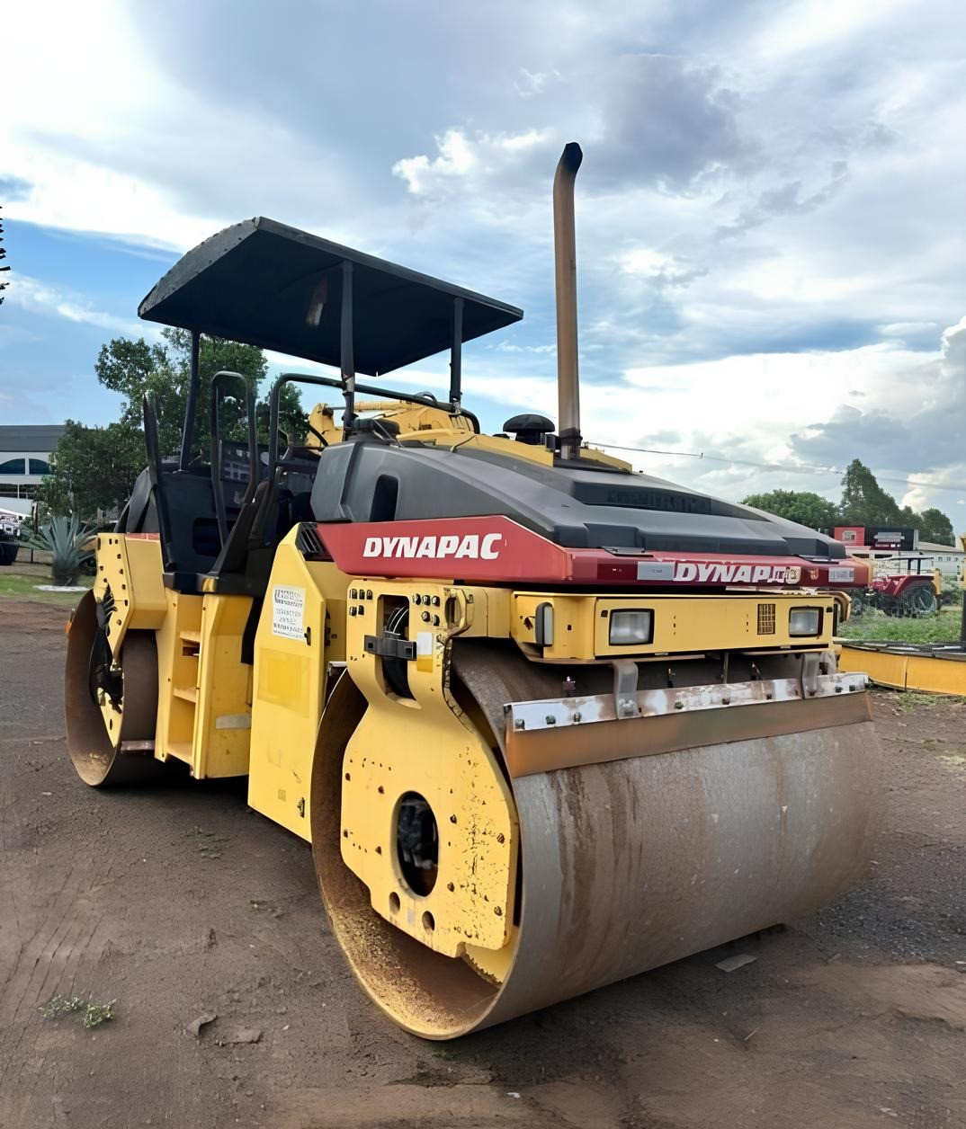 Rolo Compactador Dynapac CC322 ano 2012, com média de 5500 horas