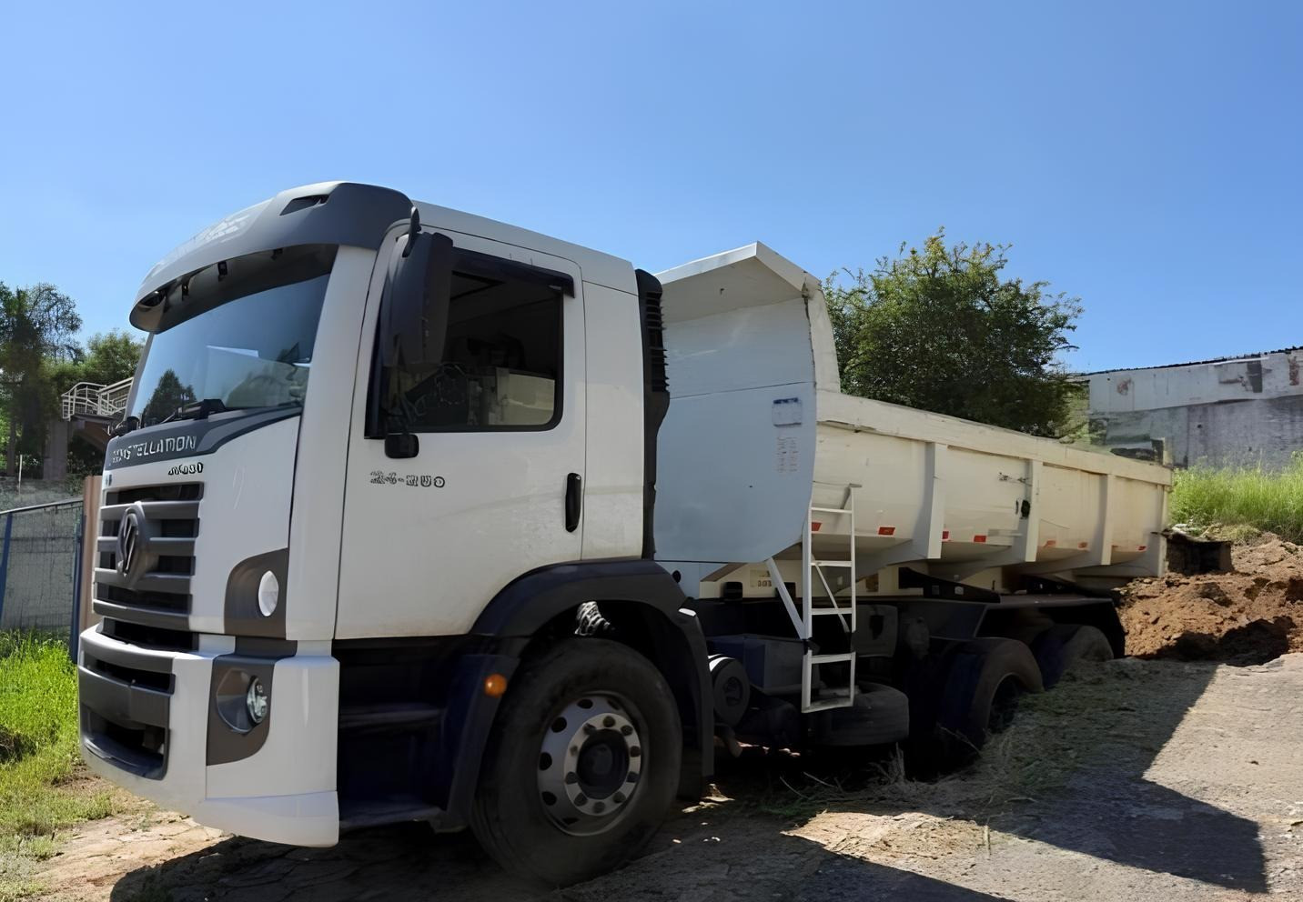 Caminhão Volkswagen VW 24-250 ano 2010, 6x2, com caçamba Fachinni de 10 ㎥, 450.000 km