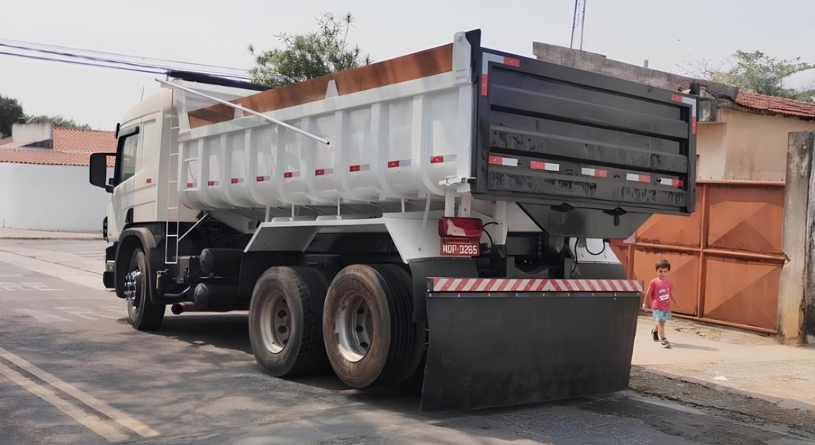 Caminhão Scania P 340 ano 2006, 6x2, caçamba de 10 ㎥ de leque