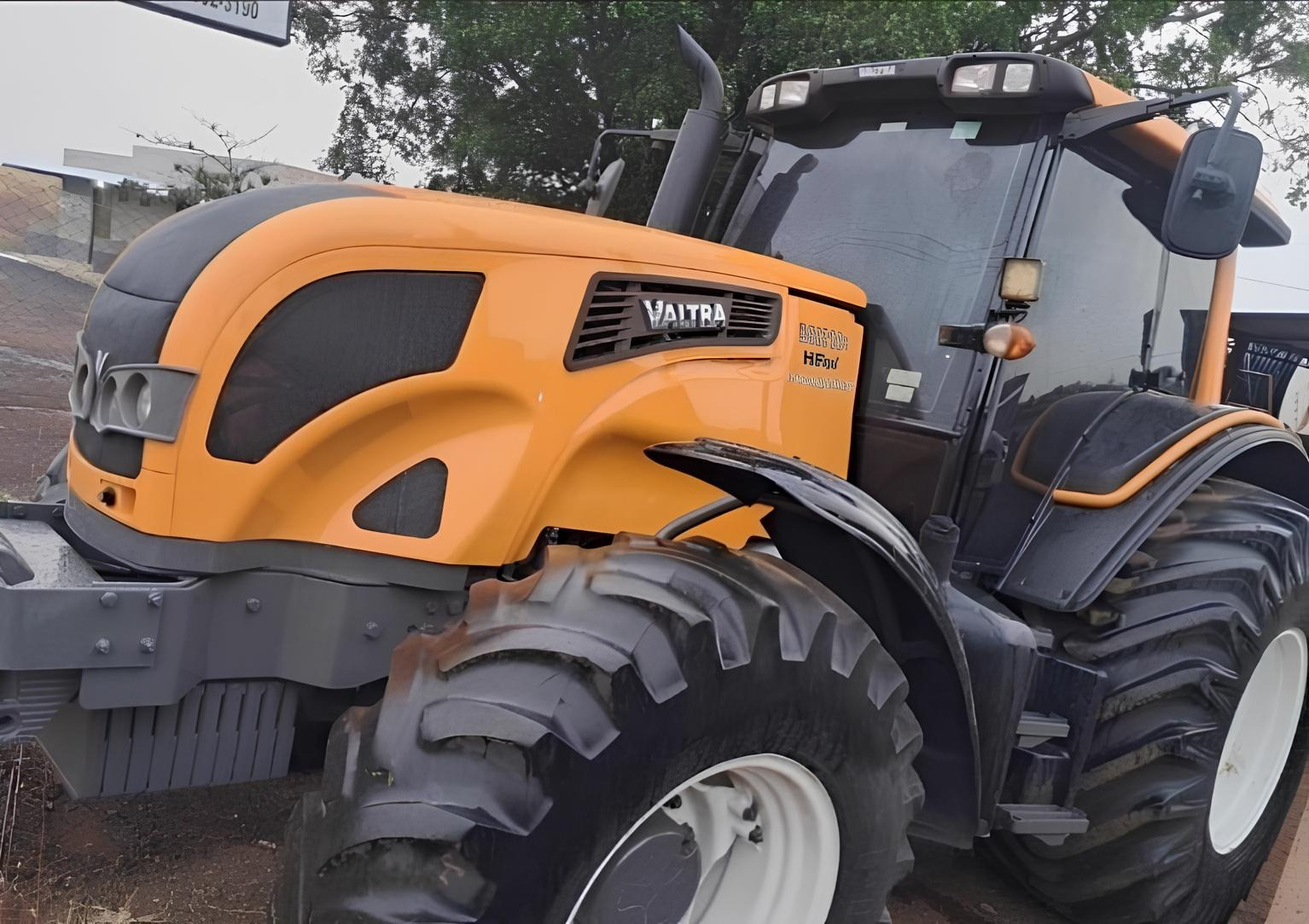Trator Valtra BH210 ano 2014 com 5.400 horas, ar condicionado