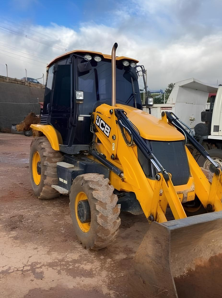 Retroescavadeira JCB 3CX ano 2023, 4x4, com 4.200 horas