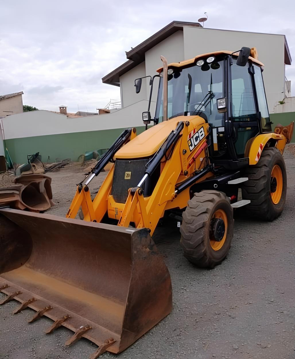 Retroescavadeira JCB 3CX ano 2022, 4x4, com 2.200 horas
