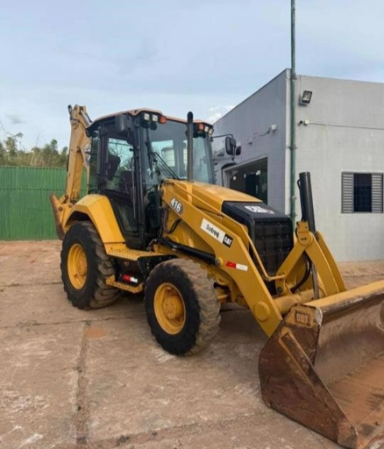 Retroescavadeira Caterpillar 416 ano 2021, 4x4, com 5.500 horas